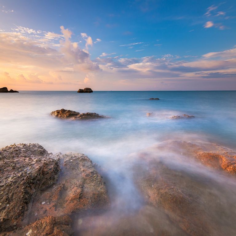 Meer mit Felsen